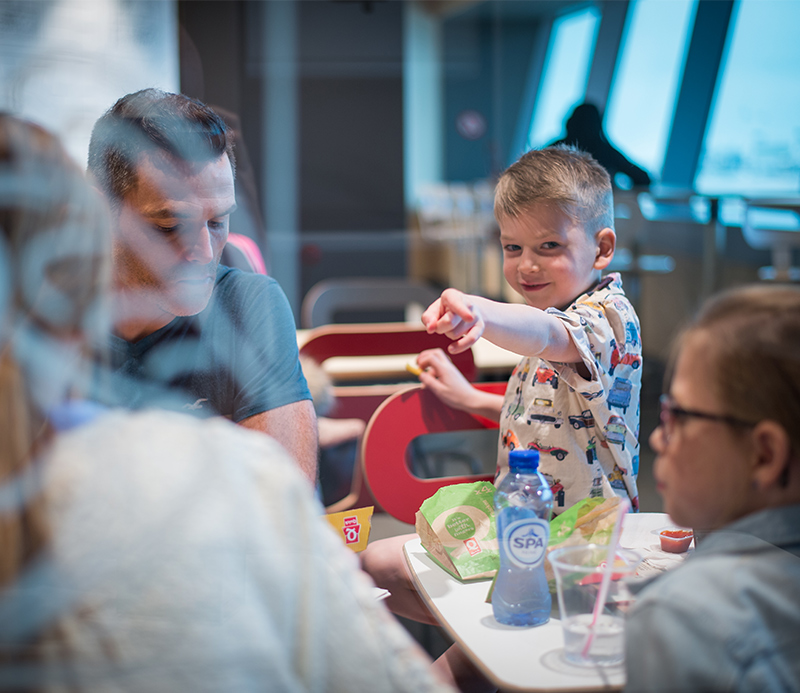 Familie aan het eten