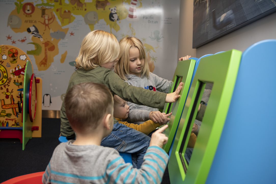 Spelende kinderen in de Kidscorner